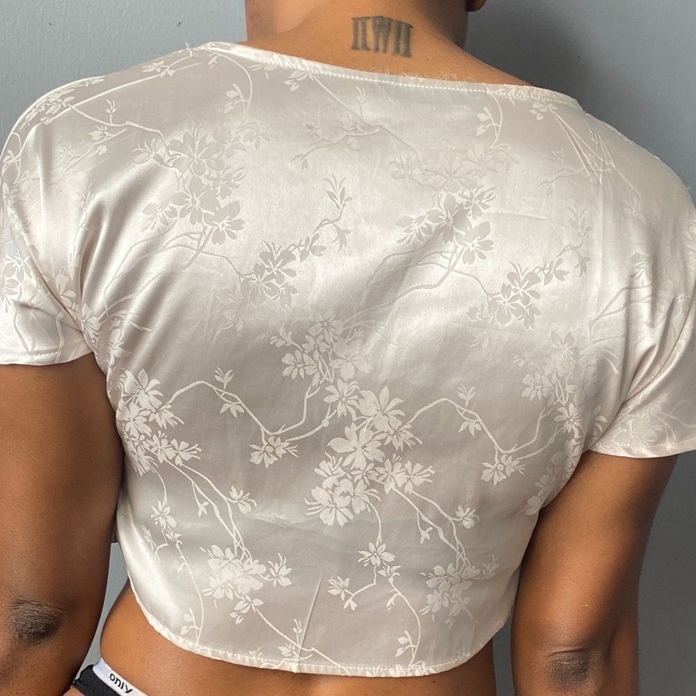🌸Open Tie  Front Crop Top🌸 - Picture 3 of 7